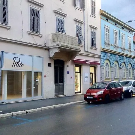 In Center * Πούλα