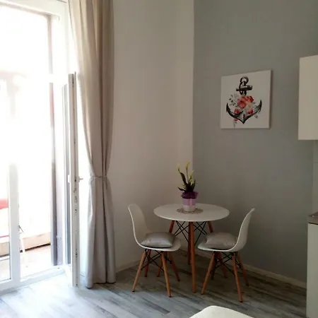 In Center * Πούλα