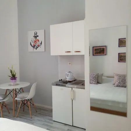 In Center * Πούλα